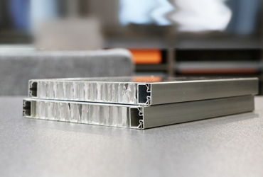 全鋁復(fù)合蜂窩板衛(wèi)生間隔斷3